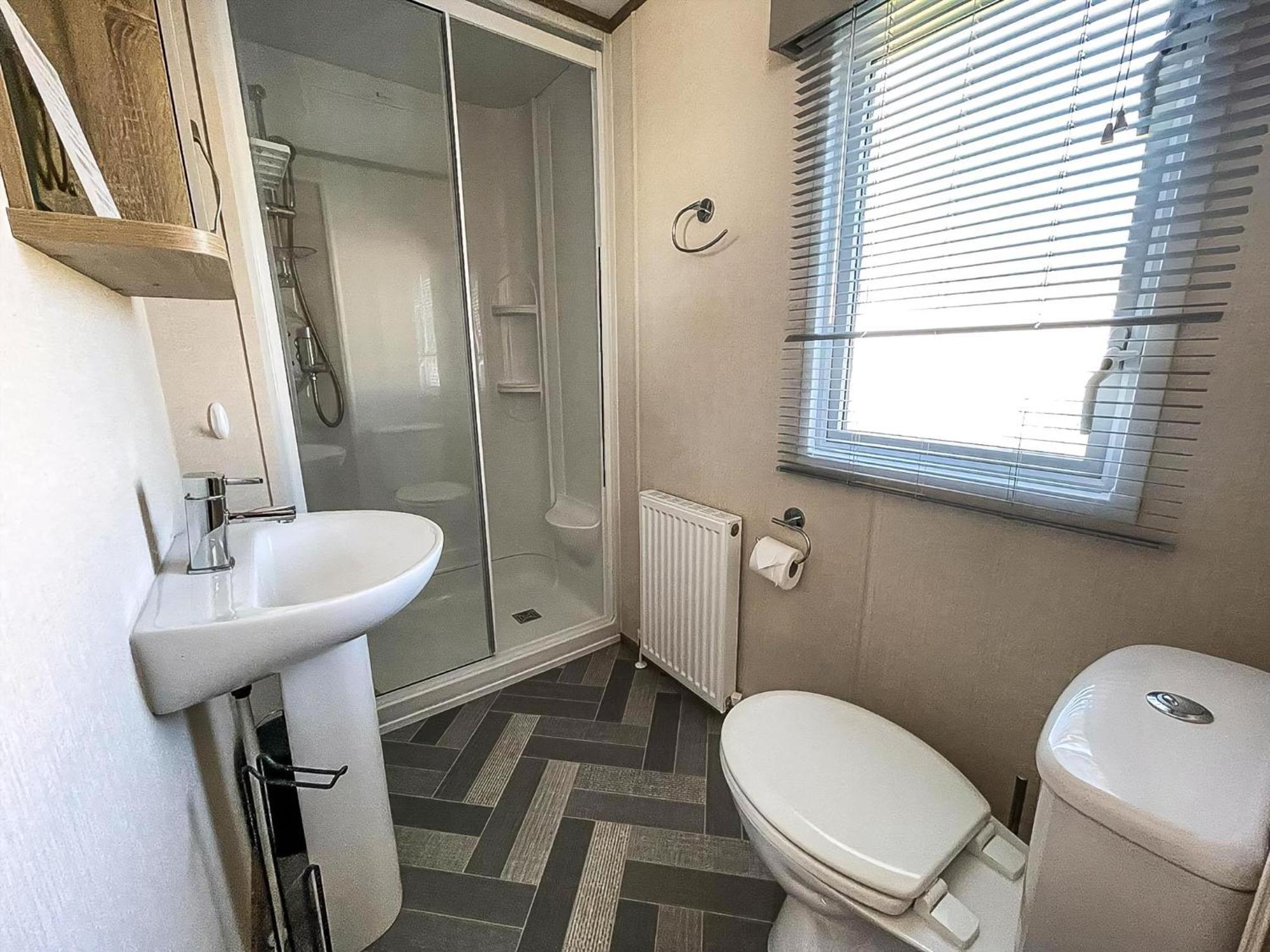 Beautiful 6 Berth Caravan At Breydon Water Nearby Great Yarmouth Ref 10056B Belton with Browston Exterior photo